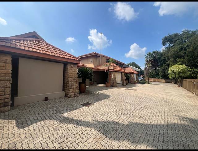 600M² OFFICE FOR SALE IN THREE RIVERS PROPER